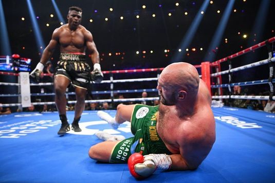 VIDEO | Tyson Fury a fost trimis la podea, dar l-a învins pe Ngannou printr-o decizie împărţită. “Unul dintre cele mai grele meciuri ale mele din ultimii 10 ani”
