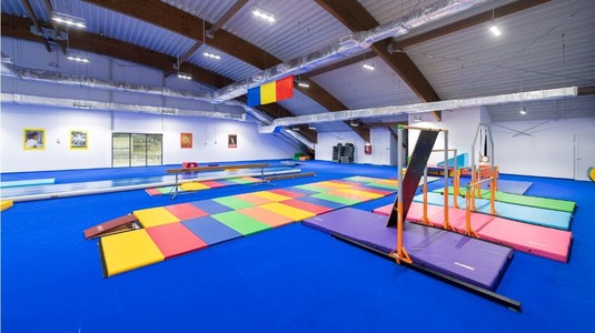 Sala GymNadia îşi reia cursurile de iniţiere în gimnastică şi educaţie fizică. Ce antrenori cu nume au intrat în proiect şi cum pot fi înscrişi copiii
