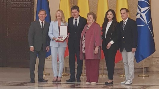 VIDEO | Nadia Comăneci, decorată cu Ordinul Naţional „Steaua României” în grad de Mare Cruce. Mesajul lui Nicuşor Dan