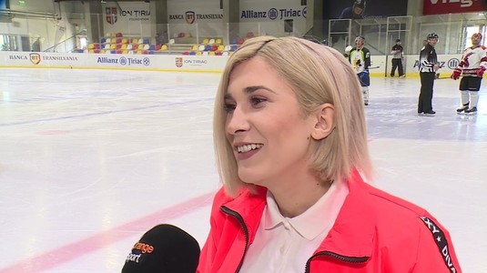 VIDEO | Adda a făcut spectacol la Cupa Cocoşul Roşu. Artista a intrat în premieră pe gheaţă alături de foştii hocheişti