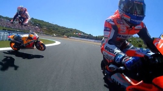 VIDEO | Accident îngrozitor în Moto GP. Dani Pedrosa a zburat deasupra celorlalţi piloţi. Manevră teribilă a lui Lorenzo