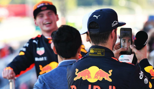 VIDEO | Ricciardo i-a furat telefonul lui Hamilton după cursa din Japonia. Ce a urmat apoi, i-a făcut pe toţi să râdă!
