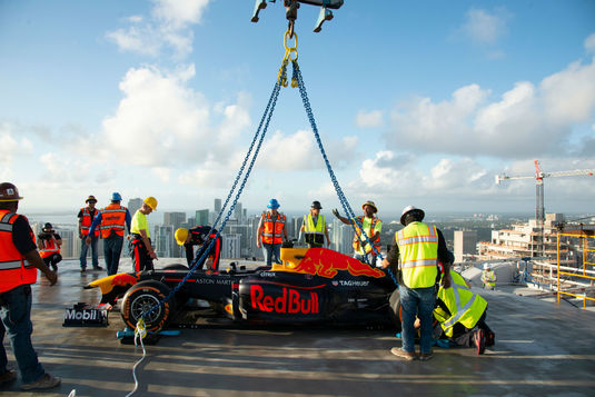 David Coulthard a făcut “cerculeţe” cu un monopost de Formula 1 pe acoperişul clădirii One Thousand Museum