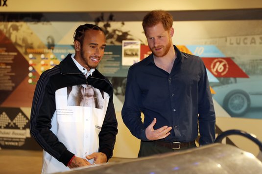 Prinţul Harry şi Lewis Hamilton au inaugurat un muzeu la circuitul Silverstone | FOTO