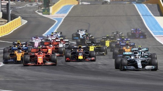VIDEO | Lewis Hamilton a câştigat pentru a şaptea oară GP-ul de F1 al Marii Britanii. Final fabulos: britanicul a trecut linia de sosire cu pană