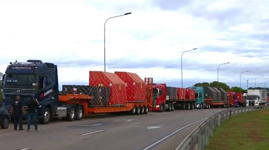 Un convoi al echipei Ferrari, cu echipamente de Formula 1, blocat temporar în Brazilia