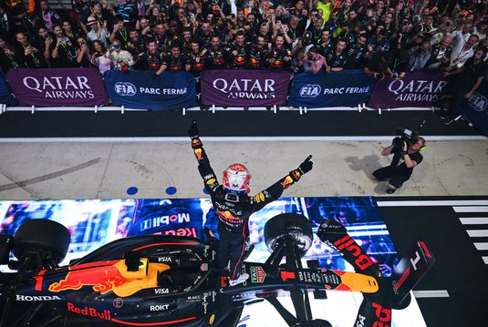 Victorie pentru Max Verstappen în Qatar! Titlul mondial se decide în ultima etapă. Norris, lider înaintea "finalei" de la Abu Dhabi