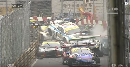 VIDEO | Accident incredibil în FIA GT World Cup, cu peste 15 maşini implicate