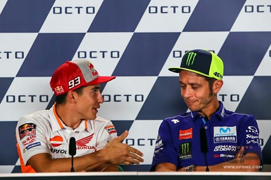 VIDEO | Valentino Rossi l-a umilit pe Marc Marquez la conferinţa de presă! Ce-a făcut italianul