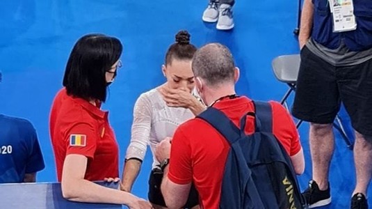BREAKING NEWS Larisa Iordache s-a retras din finala de la bârnă după ce s-a lovit la Jocurile Olimpice! 