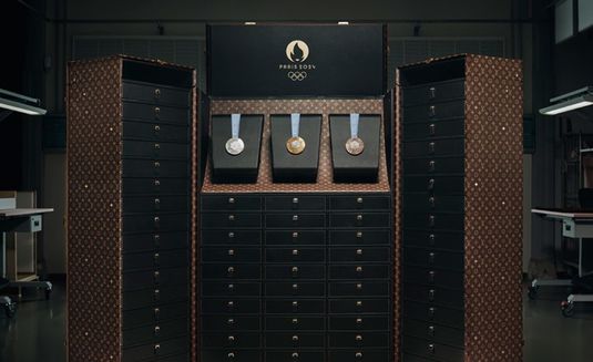 Medaliile şi torţele pentru Jocurile Olimpice şi Paralimpice de la Paris vor fi transportate în valize Louis Vuitton
