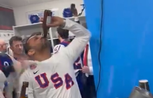 Imagini incredibile din vestiar cu directorul FBI, după ce SUA au câştigat titlul olimpic la hochei! Adversarii lui Trump l-au criticat | VIDEO