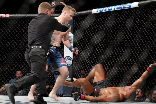 VIDEO | Knockout-ul care l-a cucerit până şi pe Conor McGregor. Cum şi-a trimis unul dintre cei mai violenţi luptători din UFC adversarul la podea