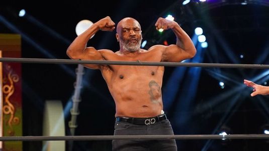 VIDEO | Mike Tyson a revenit în ring! A adus cu el trei legende din UFC pentru a bate star-urile din wrestling