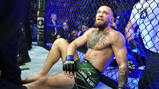 VIDEO | Connor McGregor nu a putut continua meciul cu Dustin Poirier de la UFC 264. Irlandezul a fost evacuat din arenă pe targă