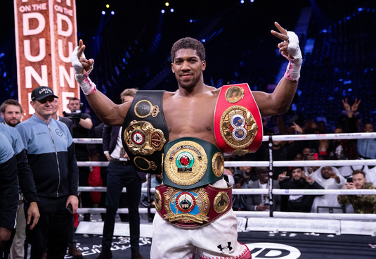 Anthony Joshua l-a făcut KO pe Helenius în runda a 7-a, după ce publicul l-a huiduit