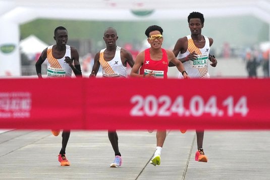 VIDEO | Incredibil! Câştigătorul semimaratonului de la Beijing, deposedat de medalie după ce alţi alergători au încetinit pentru ca el să treacă primul linia de sosire