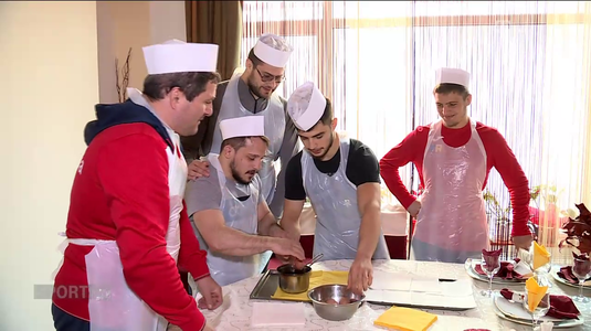 VIDEO EXCLUSIV | Lupte în bucătărie. Sportivii din lotul naţional de lupte greco-române s-au apucat de vopsit ouă: "E prima dată în viaţă. Sunt tare mândru"