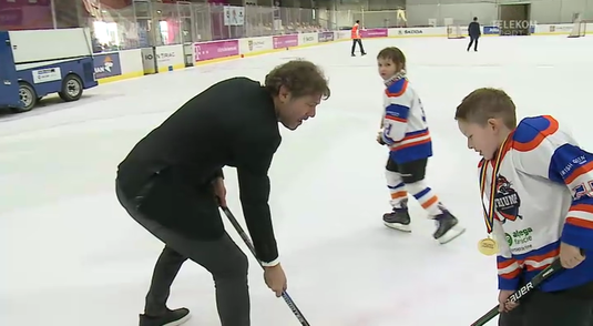 VIDEO | Micii hocheişti au avut parte de surprize pe patinoarul Telekom Arena. Răducioiu a primit lecţii pe gheaţă de Ziua Copilului