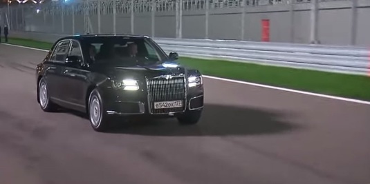 VIDEO | Imagini rare! Vladimir Putin şi-a scos limuzina de 600 de cai pe circuitul de Formula 1. Cum s-a descurcat