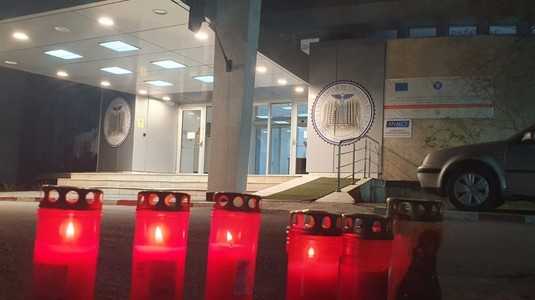 Clipe sfâşietoare la spital, după decesul lui Mircea Lucescu. Ce a spus Mihai Stoichiţă în faţa candelei. Imagini cu familia | FOTO