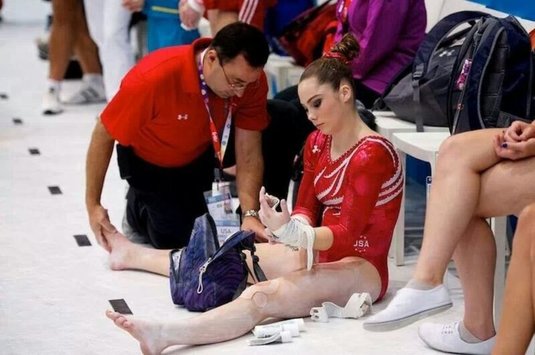 Fostul medic al echipei de gimnastică a SUA acuzat de agresiune sexuală a pledat vinovat