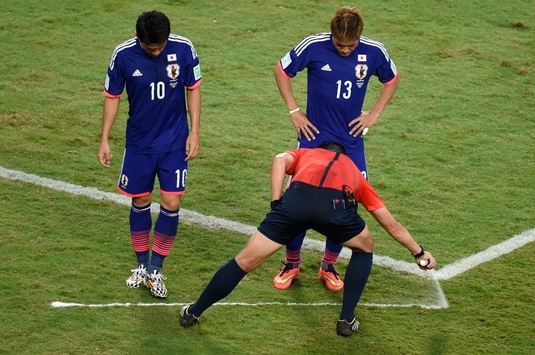 Un brazilian spune că este inventatorul sprayului folosit de arbitri la meciuri şi cere o avere de la FIFA!