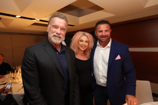 Un român a luat masa cu Arnold Schwarzenegger! Celebrul actor a fost invitat în România în luna noiembrie