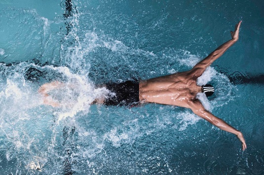 Adidas a retras mai multe articolelor de înot, după ce celebrele dungi se desprindeau neaşteptat