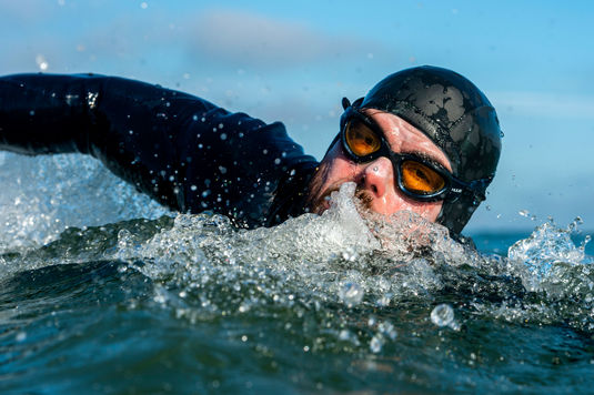 Ross Edgley este primul om care a înconjurat înot Marea Britanie, parcurgând în total 3.218 km pe mare, în 157 de zile!