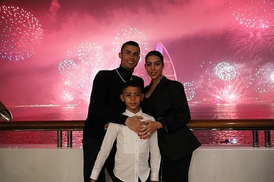 FOTO | Petreceri diferite pentru Cristiano Ronaldo şi Lionel Messi. Unul la căldură, altul acasă