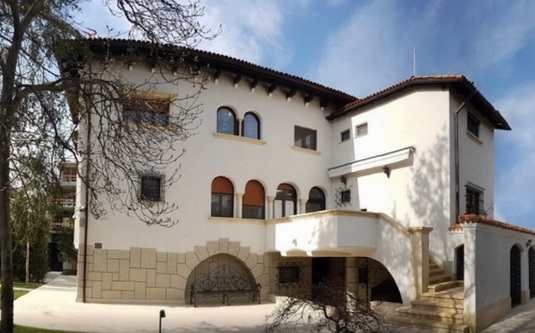 Dinu Gheorghe şi-a scos la vânzare vila din Primăverii. FOTO | Cum arată casa pe care cere nu mai puţin de 5 milioane de euro