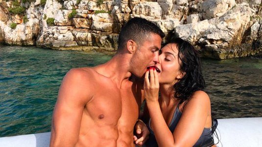 FOTO + VIDEO ! Ronaldo şi iubita au ieşit la plajă! Au ales aceeaşi culoare pentru costumele de baie