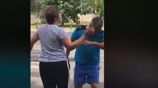 VIDEO | Dan Alexa e mic copil. Un bărbat a fost bătut şi umilit în plină stradă de o femeie
