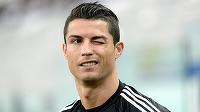 Cristiano Ronaldo e mic copil. Cât încasează "Regina Instagramului" dintr-o singură postare