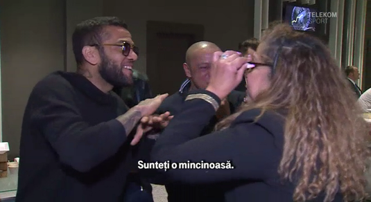 VIDEO | Reacţia spumoasă a lui Dani Alves în momentul în care o femeie i-a făcut declaraţii de dragoste în faţa camerelor TV. Roberto Carlos şi Olăroiu au râs cu poftă 