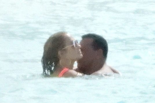 FOTO | Jennifer Lopez şi fostul jucător de baseball Alex Rodriguez, surprinşi într-o vacanţă romantică