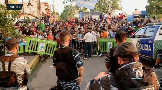 VIDEO Nebunie în Argentina! Fanii au luat cu asalt casa idolului lor. Argentinienii cântă şi plâng în faţa locuinţei. Imagini impresionante