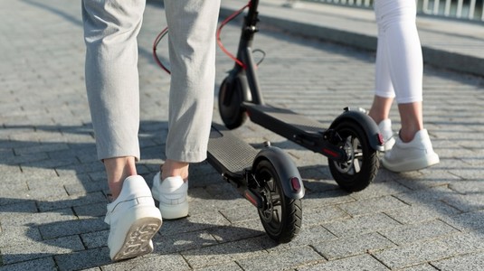 Adidaşi pentru bărbaţi – cum să aveţi grijă de tălpile albe?