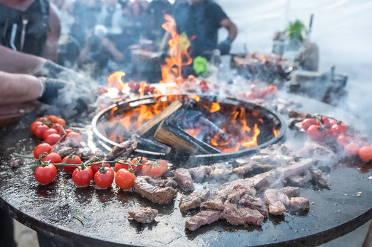 Grătarul românesc, în liga campionilor: Auchan aduce gustul local în inima celui mai mare festival de BBQ din Europa