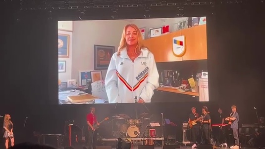 Nadia Comăneci, apariţie-surpriză la Sala Palatului! Moment emoţionant cu versuri din Andrei Păunescu la „Cenaclul Flacăra” | VIDEO