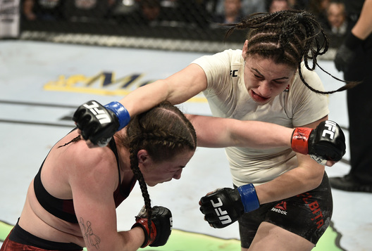 „O bat oriunde vrea ea”. Diana Belbiţă debordează de optimism înaintea luptei din UFC. Românca a făcut testul pentru COVID-19 şi a decolat spre Abu Dhabi | FOTO