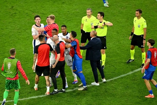 Scene reprobabile la finalul meciului Anglia - Slovacia. Un jucător englez l-a insultat grosolan pe selecţionerul fostei adversare a României | VIDEO