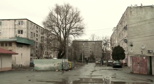 VIDEO EXCLUSIV | Reportaj la Călăraşi: oraşul sărac care visează la Europa. Căruţe pe bulevard şi toalete în curte, dar speranţe mari la fotbal