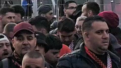 Din vestiar, direct în galeria Rapidului. Fotbalistul care joacă în afara ţării a venit printre fanii giuleşteni pentru a-şi urmări fosta echipă