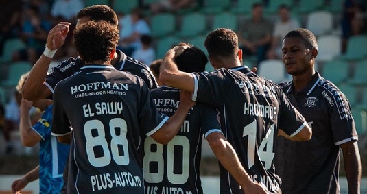 „Suferim. Ăia sunt campioni”. Forţat, Daniel Pancu a reprofilat doi atacanţi ca fundaşi în Rapid – Dinamo Kiev 3-1: „Aşa a început şi Raţ”. Trei transferuri, pe drum