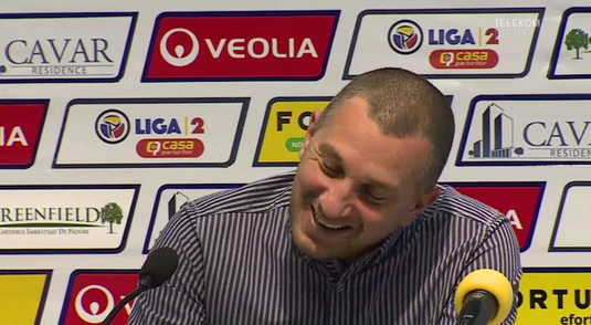 VIDEO | "Tot tâmpit am rămas!" Costel Enache i-a făcut să râdă pe jurnalişti la conferinţa de presă de prezentare la Petrolul: "Să nu mă puneţi să cânt"