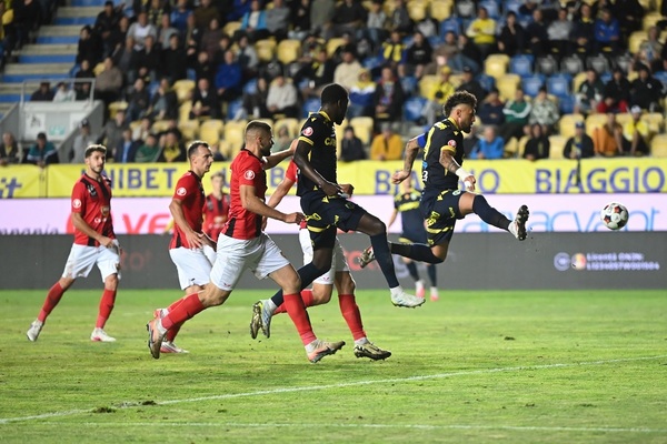 VIDEO Petrolul - Csikszereda 2-0, în Superliga. Papp şi Martins au rezolvat meciul, după controversa din prima repriză