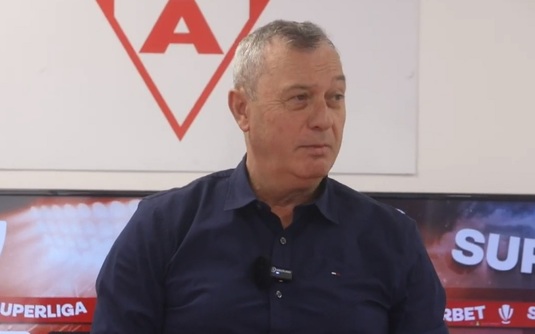 Mircea Rednic, aşa cum nu l-ai mai văzut. Şi-a chemat noul jucător şi a început să cânte: ”Sunt sigur că şi suporterii o să te sprijine” | VIDEO