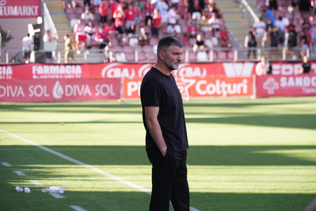 ”Vom încerca să mixăm iarăşi echipa, să băgăm care pe unde putem”. Adrian Mihalcea a mai pierdut un jucător